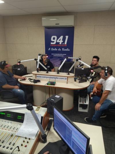 Campo Abeto FM estÃ¡ com programaÃ§Ã£o especial dos 33 anos